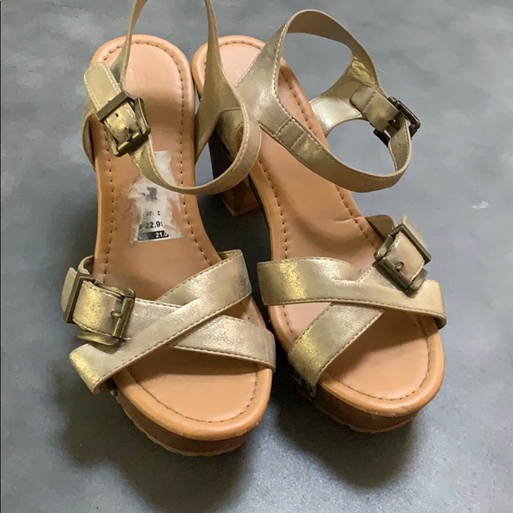 Gold shoes - Picture 1 of 5